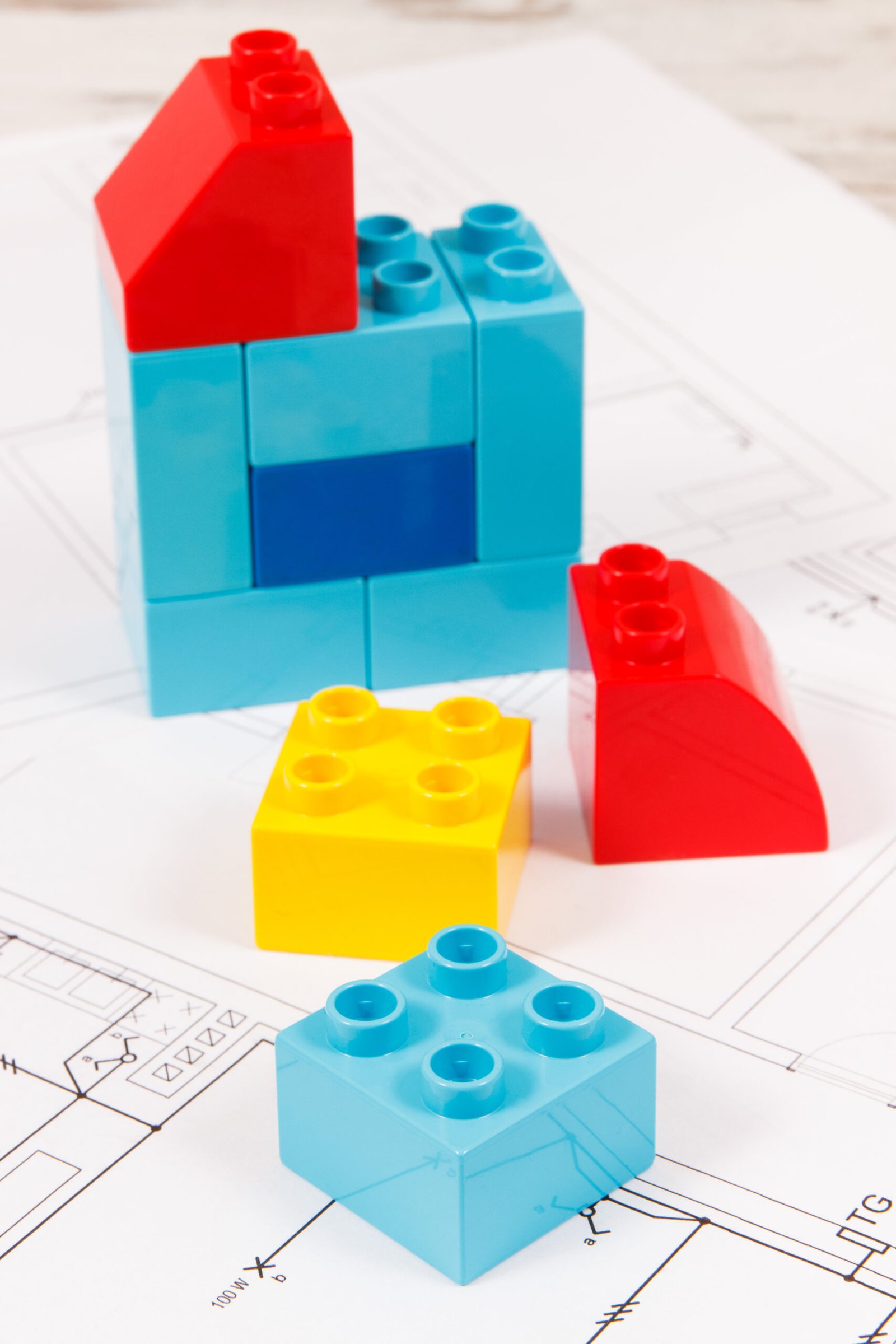 Coloridos bloques de juguete y dibujos de construcción de la casa